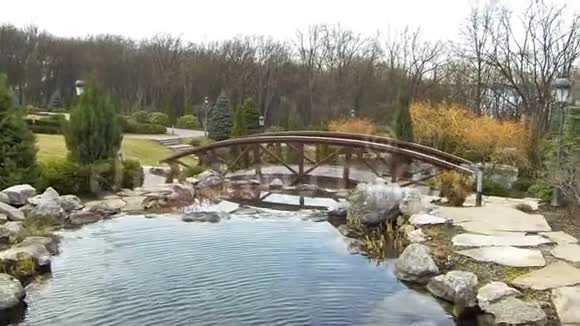 一条小河在木桥下流淌视频的预览图