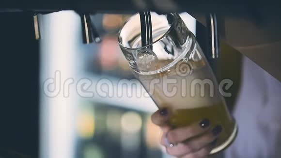 酒保在酒吧里喝啤酒视频的预览图