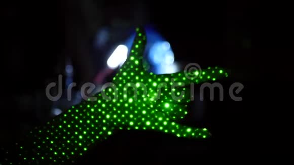显示手势在黑色背景上用绿灯点高清1920x1080慢动作视频的预览图