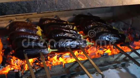 烤架上有蔬菜的热串茄子西红柿和甜椒在煤上炒视频的预览图
