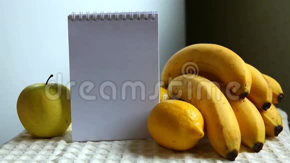 黄色水果以笔记本为背景视频的预览图