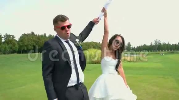 戴着太阳镜微笑的新婚夫妇视频的预览图