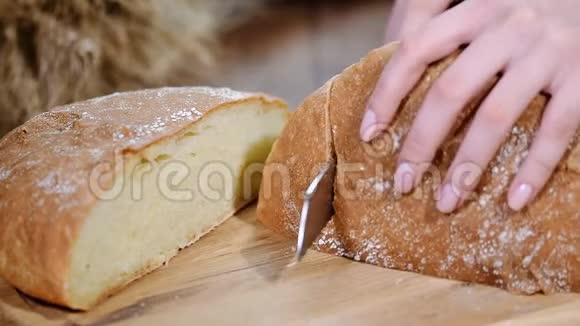 女人在木板上切面包我是白屋面包生产视频的预览图
