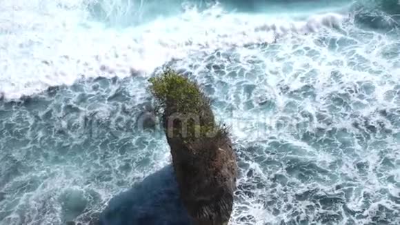 海浪和悬崖的空中拍摄波浪在一个小岛上冲刷慢动作3840x2160视频的预览图