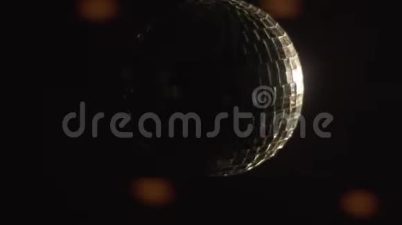 明亮旋转复古迪斯科球在黑暗中复古派对视频的预览图