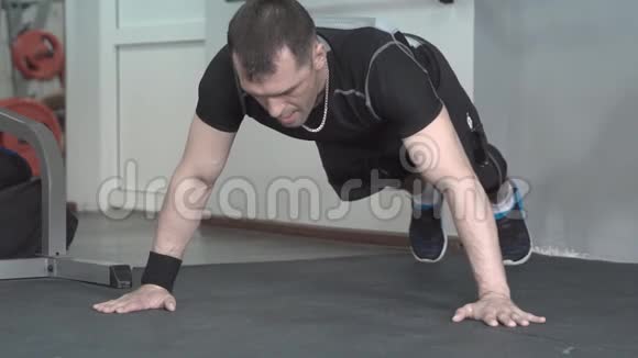 健身员在健身房做拍手俯卧撑运动视频的预览图
