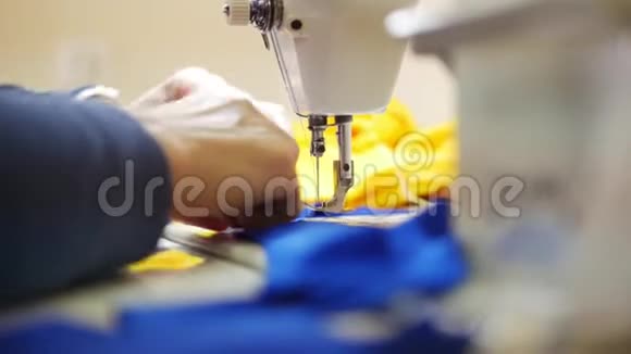 女人在缝纫机上用布工作注意布料视频的预览图