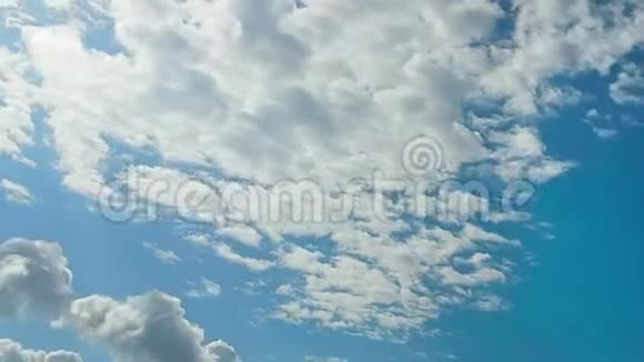 蓝天上白云的循环全景时间流逝时间流动视频的预览图