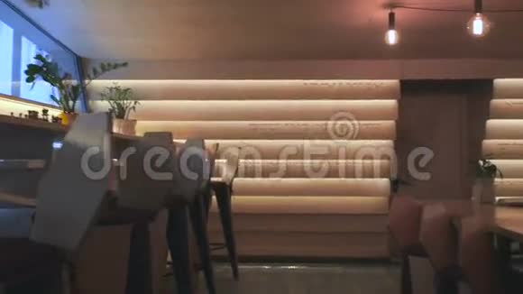 高椅子站在酒吧的窗户附近视频的预览图