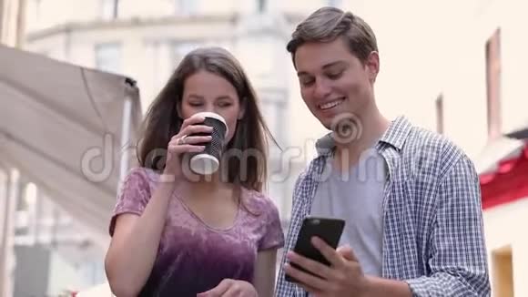 使用手机和喝咖啡的情侣视频的预览图