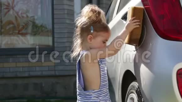 小女孩洗车儿童帮助家庭清洁汽车视频的预览图