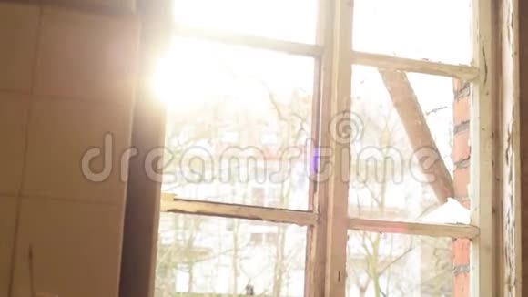 旧废弃的窗户阳光灿烂视频的预览图