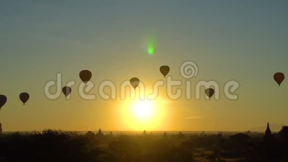 许多热气球在日出时飞行视频的预览图