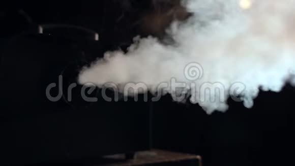 背光和烟雾机在行动视频的预览图