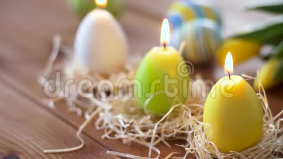 复活节彩蛋和鲜花形状的蜡烛视频的预览图