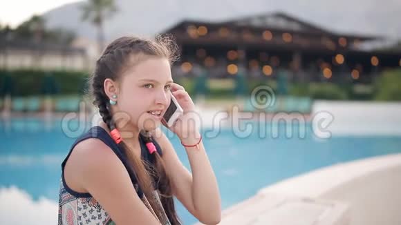 泳池边的小女孩在打电话视频的预览图