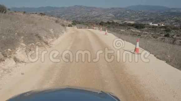 蜿蜒的道路和乘坐汽车带来的巨大景观视频的预览图