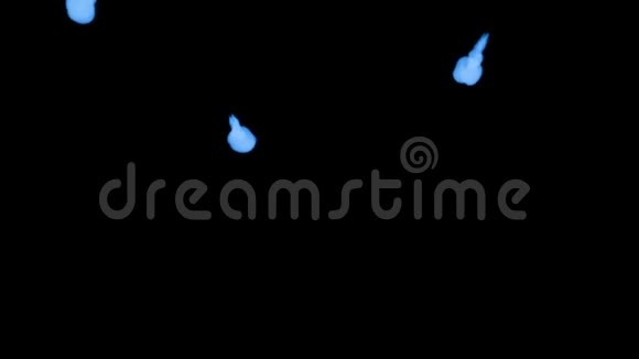 许多流动的荧光蓝墨水或烟雾隔离在黑色的缓慢运动颜色倒在水里使用墨水视频的预览图