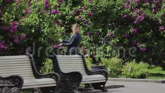 一对相爱的夫妇穿过公园女孩拉着男人视频的预览图