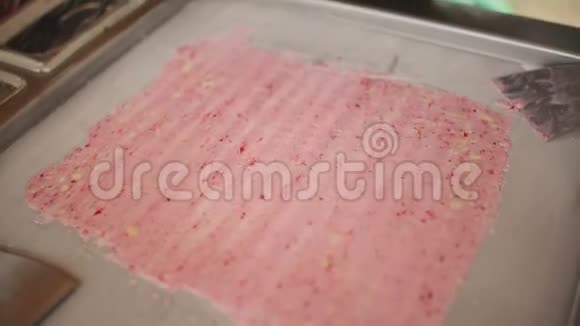 冰淇淋小贩用草莓做油炸冰淇淋视频的预览图