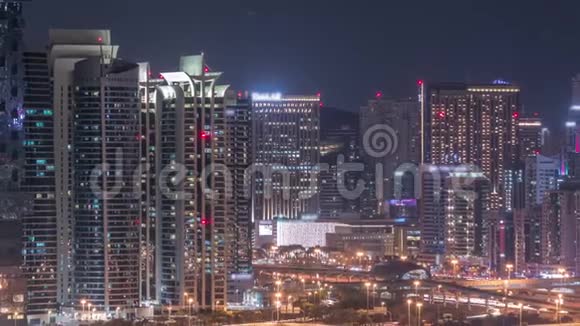 阿联酋迪拜朱美拉湖摩天大楼和高尔夫球场夜间时间视频的预览图
