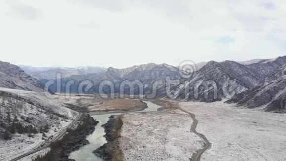 空中观景台冬天飞越高山空中摄影机拍摄阿尔泰西伯利亚视频的预览图