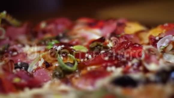 提供新鲜美味的意大利披萨包括意大利香肠莫扎雷拉奶酪培根番茄酱和胡椒粉框架传统视频的预览图