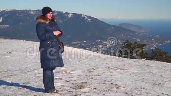 一个女人站在白雪覆盖的高原上视频的预览图