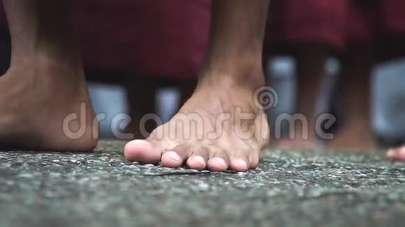缅甸僧侣步行与索尼a6300fps29974k同步特写镜头视频的预览图