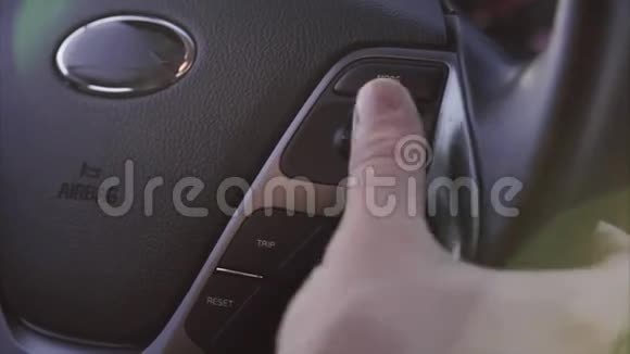 在车的内部人控制方向盘上的汽车音乐模式视频的预览图