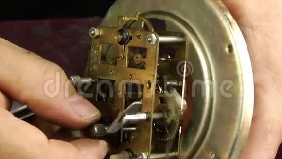 旧技术时钟机械修理视频的预览图