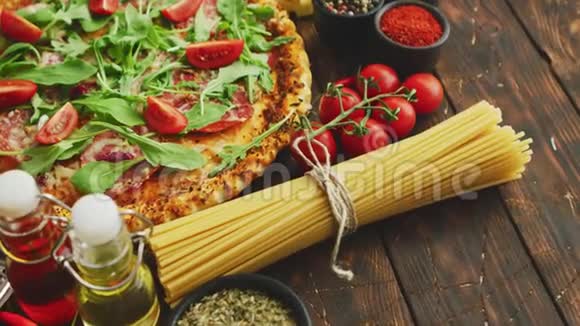 意大利食品背景有披萨生面粉和木制桌子上的蔬菜视频的预览图