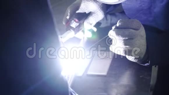 在工厂工作的焊工制造金属剪辑在工厂焊接视频的预览图