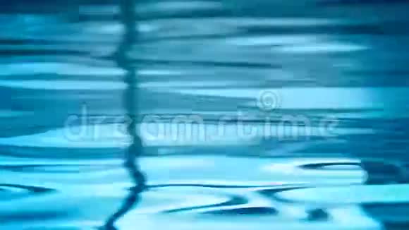 泳池水反射视频的预览图