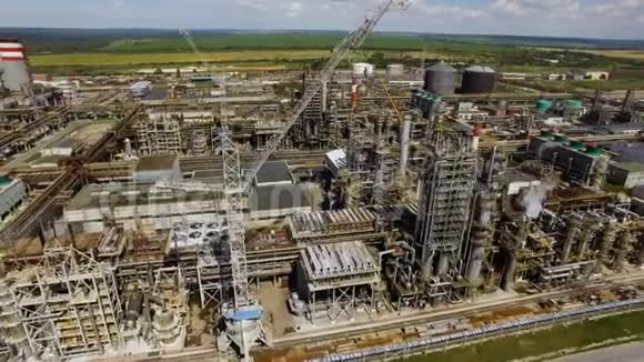 一座拥有起重机的大型炼油厂正在建造中视频的预览图