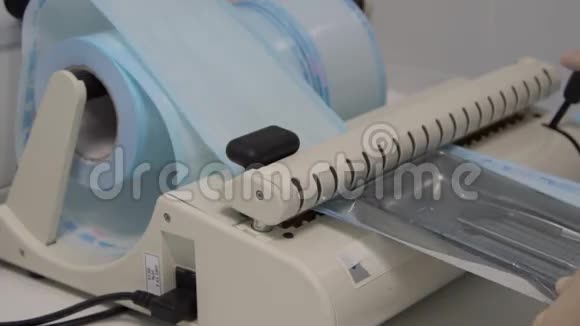 医院工作人员使用特殊设备用牙科工具包装牛皮纸袋视频的预览图