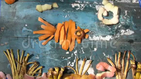 漂浮的海洋鱼和海蜇制成的蔬菜皮视频的预览图