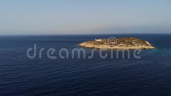 直升机绕着小岛飞行老房子被海洋空间包围岛上有一栋房子孤独空中飞行视频的预览图