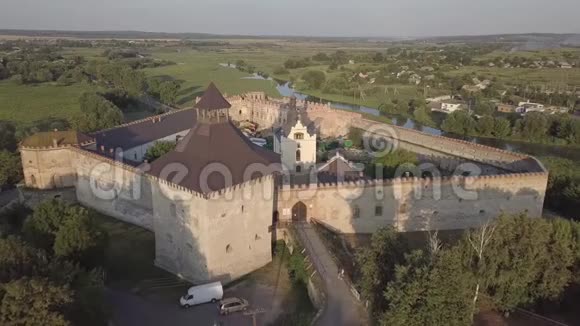 位于乌克兰南部Bug河的Medzhybizh城堡被毁视频的预览图