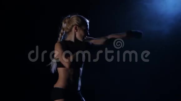 冠军跆拳道女孩发出的拳黑色背景侧视图视频的预览图