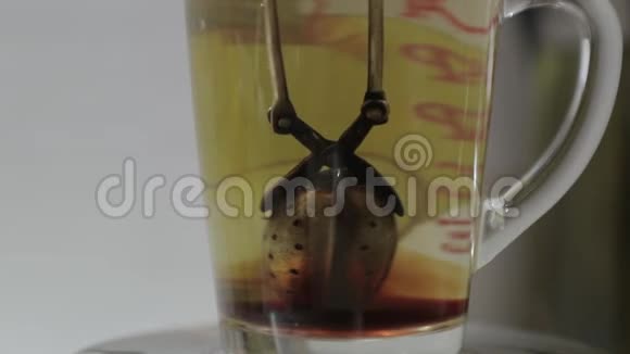 用透明杯特写冲泡红茶视频的预览图