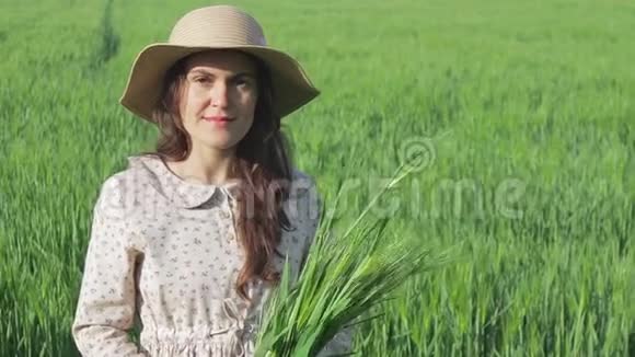 女农民享受自然和阳光视频的预览图