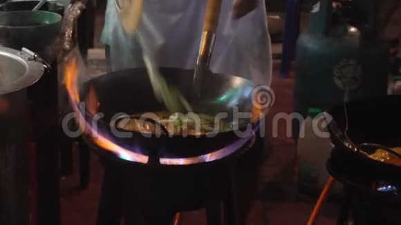 曼谷唐人街的街边炒锅在市中心的一个晚上厨师在外面的路上用蔬菜烧热油视频的预览图