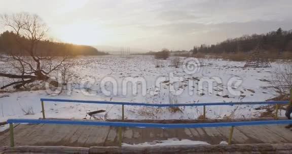 空中观景人在桥上手工日落冬季视频的预览图