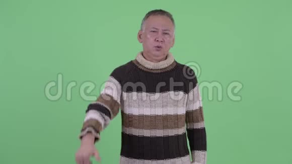 成熟的日本男人竖起大拇指视频的预览图
