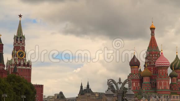 圣巴西尔大教堂和斯帕斯卡亚塔在云层的背景下视频的预览图