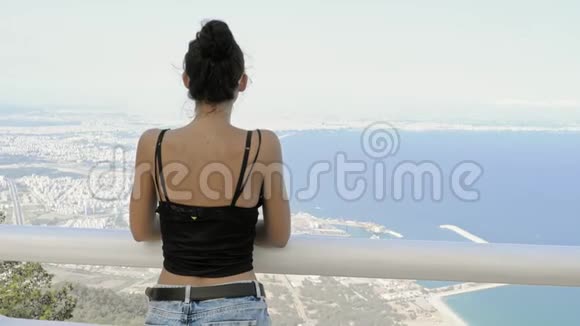 美丽的年轻旅游女孩背包在海边视频的预览图
