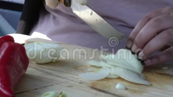 切碎洋葱蔬菜作为食物视频的预览图
