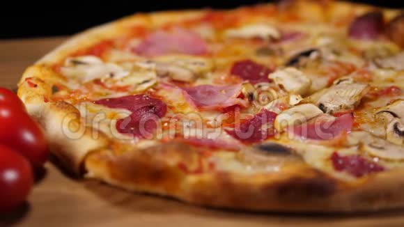 一个典型的意大利披萨的特写镜头视频的预览图