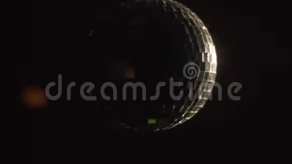 80年代迪斯科派对在黑暗中旋转迪斯科球视频的预览图